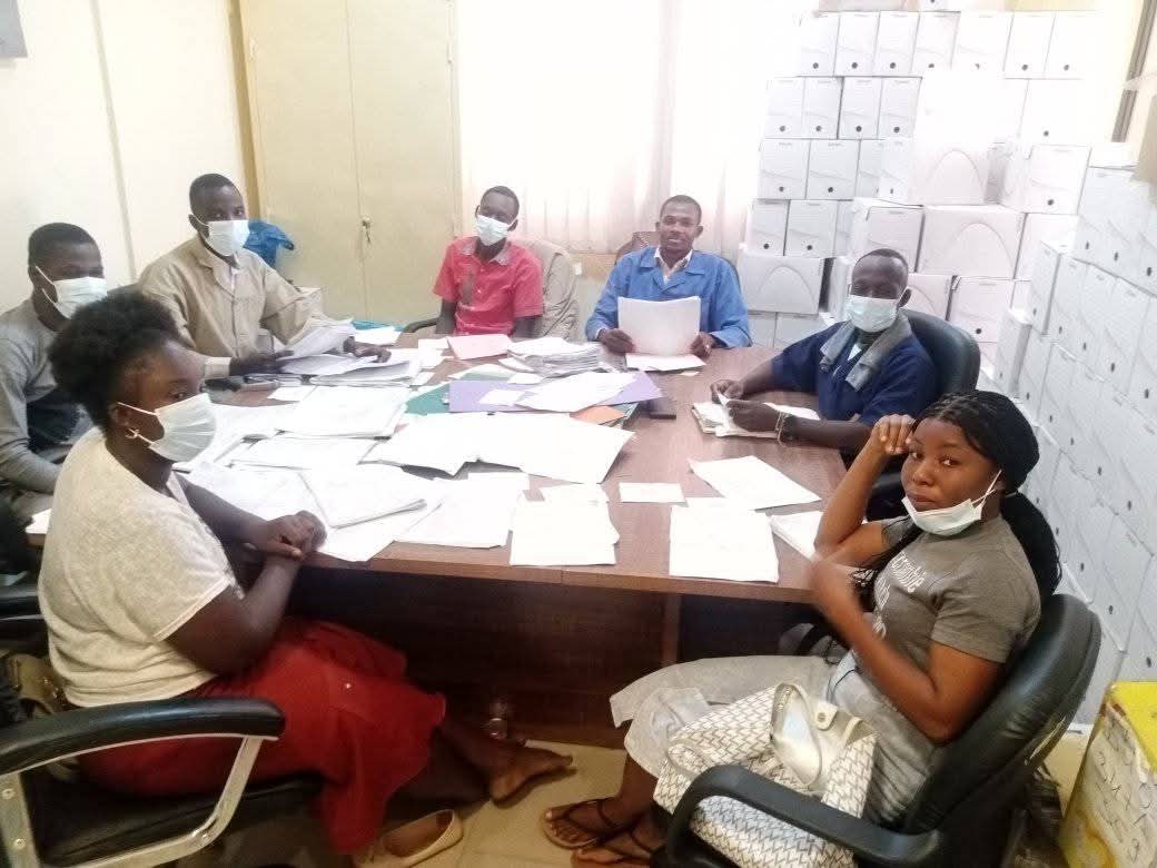 Collaboratrice au travail dans un magasin d’archives